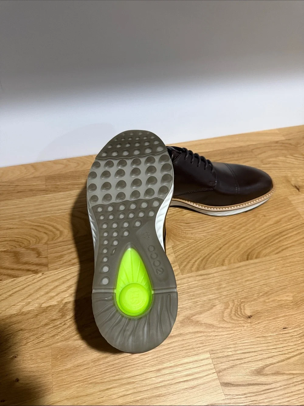 Ecco sleek dark